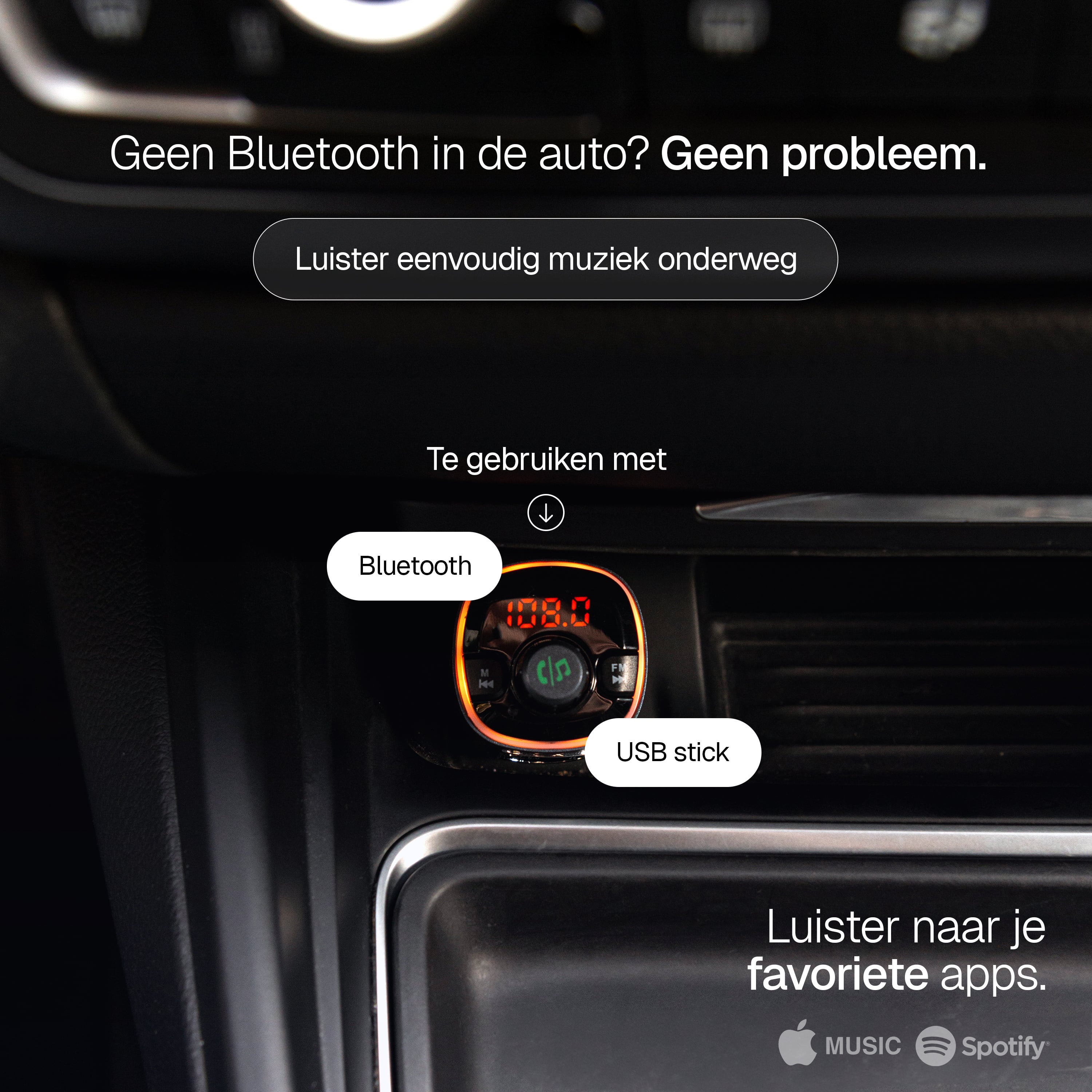 FM Transmitter aangesloten op 12V poort in auto-interieur